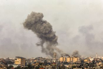 دخان يتصاعد بعد الغارات الجوية الإسرائيلية كما يظهر من رفح، جنوب قطاع غزة، 22 نوفمبر، 2023.