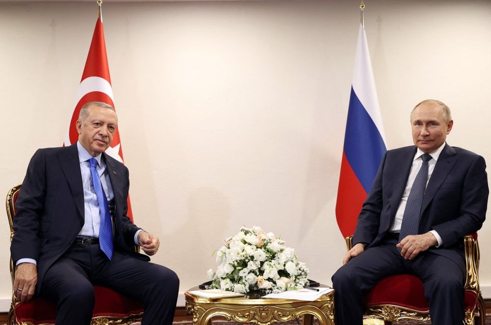 Le président turc Recep Tayyip Erdogan (à gauche) s'entretient avec le président russe Vladimir Poutine lors d'une réunion à la salle de conférence internationale de Téhéran, en Iran, le 19 juillet 2022.