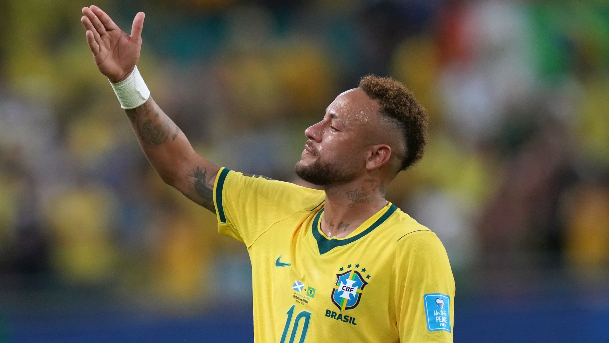 بعد 980 يومًا من الغياب.. نيمار يعود إلى منتخب البرازيل وينهار بالبكاء