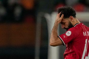 المصري محمد صلاح يغادر الملعب بعد تعرضه لإصابة خلال مباراة المجموعة الثانية في كأس الأمم الأفريقية لكرة القدم بين مصر وغانا في أبيدجان، ساحل العاج، الخميس 18 يناير 2024.