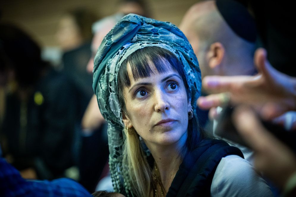 רעות בן חיים, מייסדת ארגון "צו 9", בדיון בכנסת