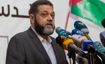 Osama Hamdan, haut responsable du Hamas, prend la parole lors d'un rassemblement organisé par le groupe terroriste libanais Hezbollah, à Beyrouth, au Liban, le 17 mai 2021.