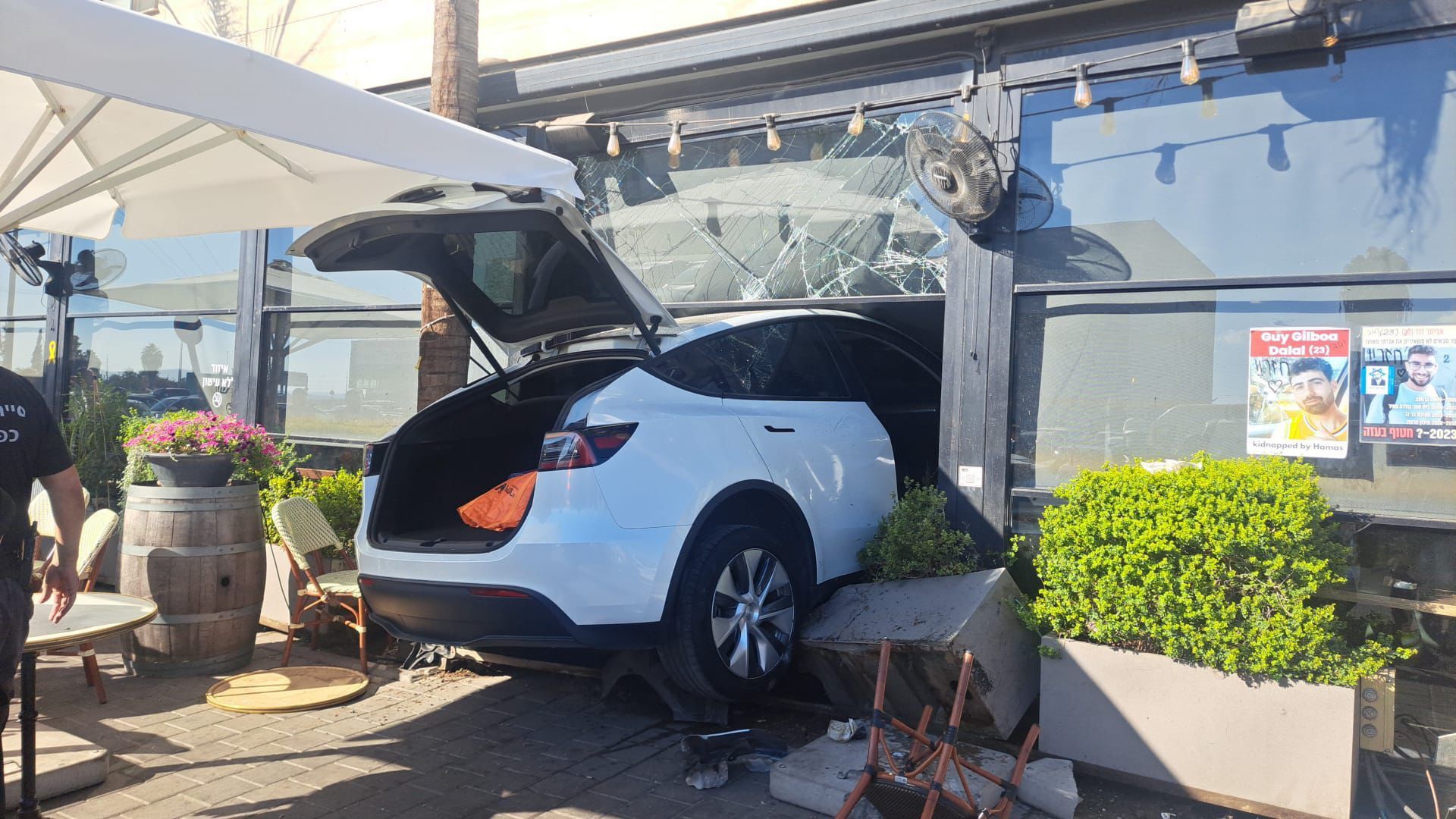 Tragédie à Kfar Saba : un homme tué après qu’une voiture a percuté un café