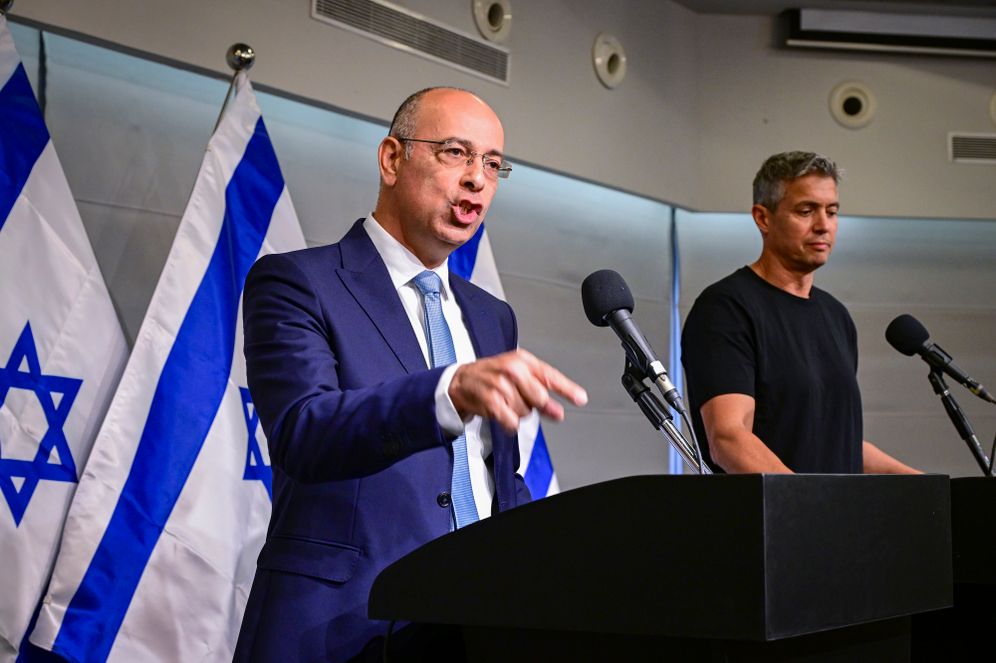 Dr. Yaron Zelekha, chairman of the New Economic Party, and Yoaz Hendel, chairman of the Reservists Party, hold a press conference announcing their joint run in the upcoming general elections, in Tel Aviv, September 6, 2026. 