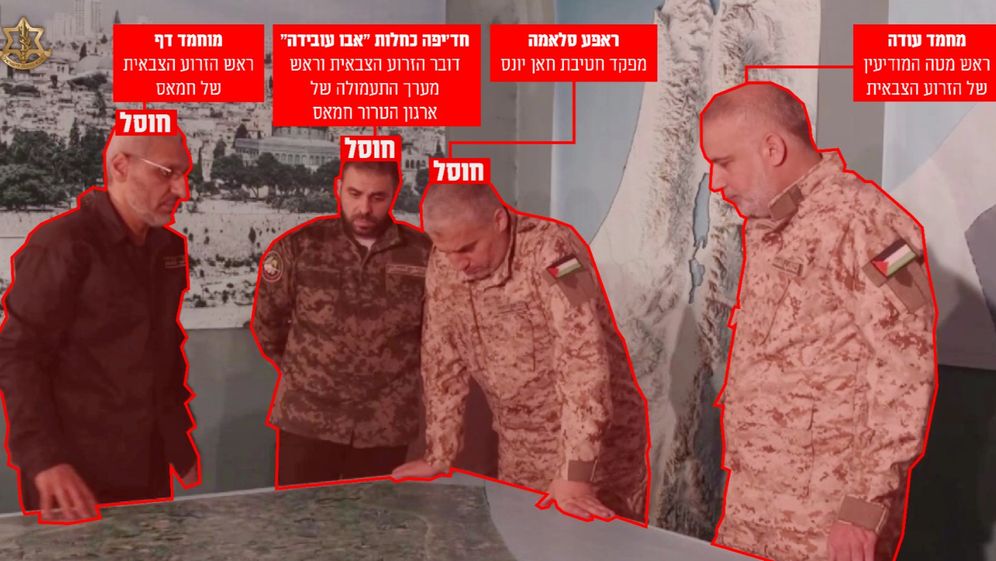 דובר צה"ל חד'יפה כחלות "אבו עוביידה", לצד ראש הזרוע הצבאית של חמאס, מוחמד דף, מפקד חטיבת חאן יונס, ראפע סלאמה וראש מטה המודיעין של הזרוע הצבאית, מוחמד עודה