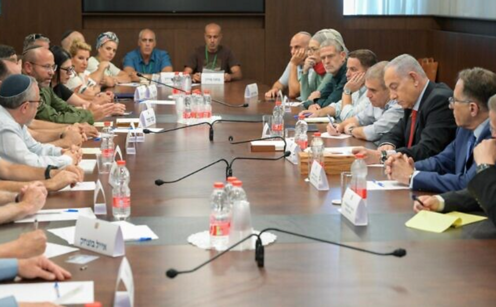 Le Premier ministre Benjamin Netanyahou rencontre des familles d'otages des forums Gvura et Tikva au bureau du Premier ministre à Jérusalem, le 20 août 2024.