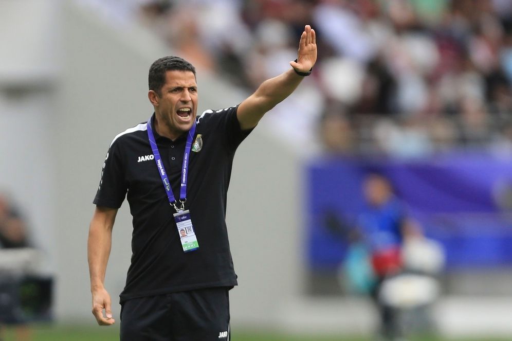 المدرب حسين عموتة من المنتخب الأردني على لاعبيه خلال مباراة كأس آسيا لكرة القدم دور الـ16 بين العراق والأردن في استاد خليفة الدولي في الدوحة، قطر، الاثنين 29 يناير 2024.