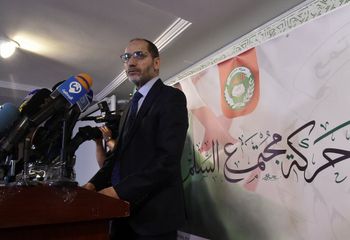 رئيس حزب حركة مجتمع السلم عبد الرزاق مركي يعقد مؤتمرا صحفيا في العاصمة الجزائر، في 30 يونيو/حزيران 2021.