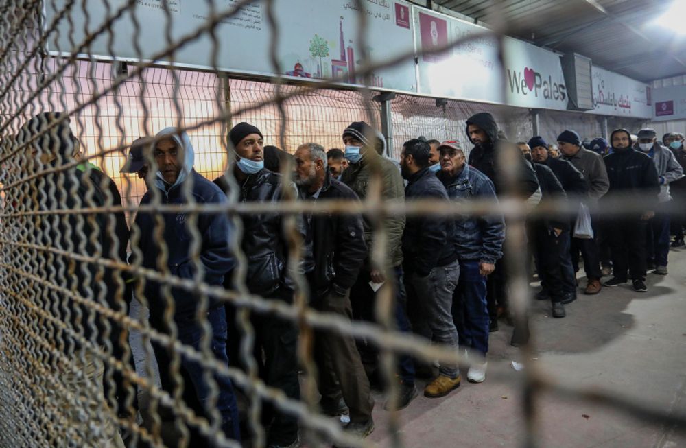اغتيال اقتصادي: الاحتلال ألغى 160 ألف تصريح عمل لفلسطينيين بالضفة