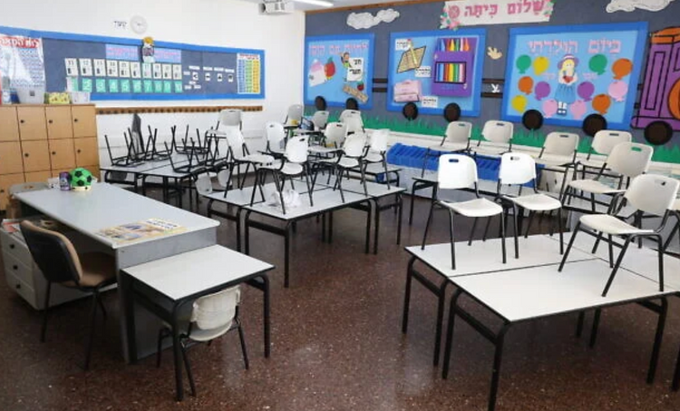 Illustration d’une salle de classe vide dans une école à Safed, dans le nord d’Israël, le 31 août 2025.
