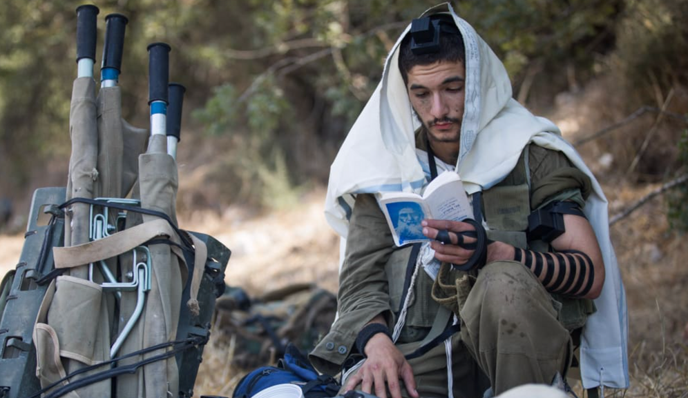 Yonatan Sindel/Flash90 Un soldat de Tsahal met les téfilines.