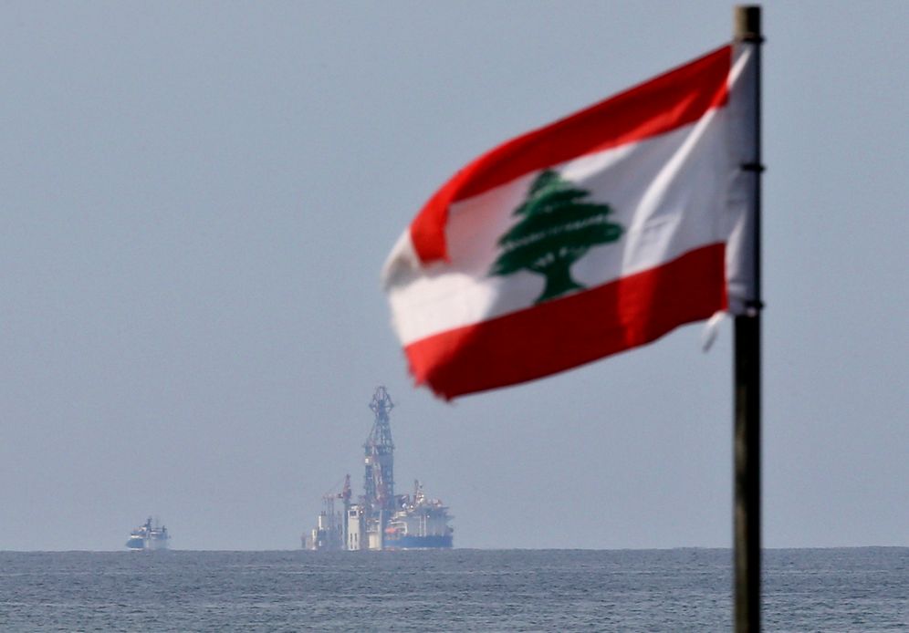 Un drapeau libanais au large de Beyrouth, au Liban, le 27 février 2020