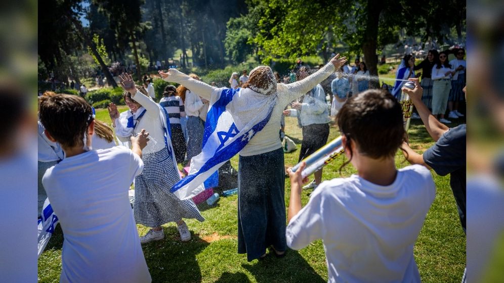 ילדים משחקים עם תרסיס שלג במהלך חגיגות יום העצמאות בפארק סאקר, ירושלים, ארכיון