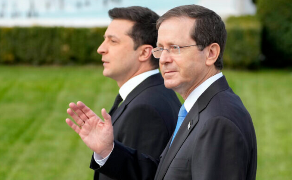 Volodymyr Zelensky (L) and Isaac Herzog