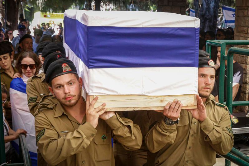"Nous ne vivons pas dans un monde normal" : inhumation des cinq soldats tués au Liban en 48 heures