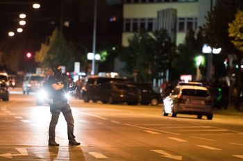 AP Photo/Sebastian Widmann شرطي ألماني