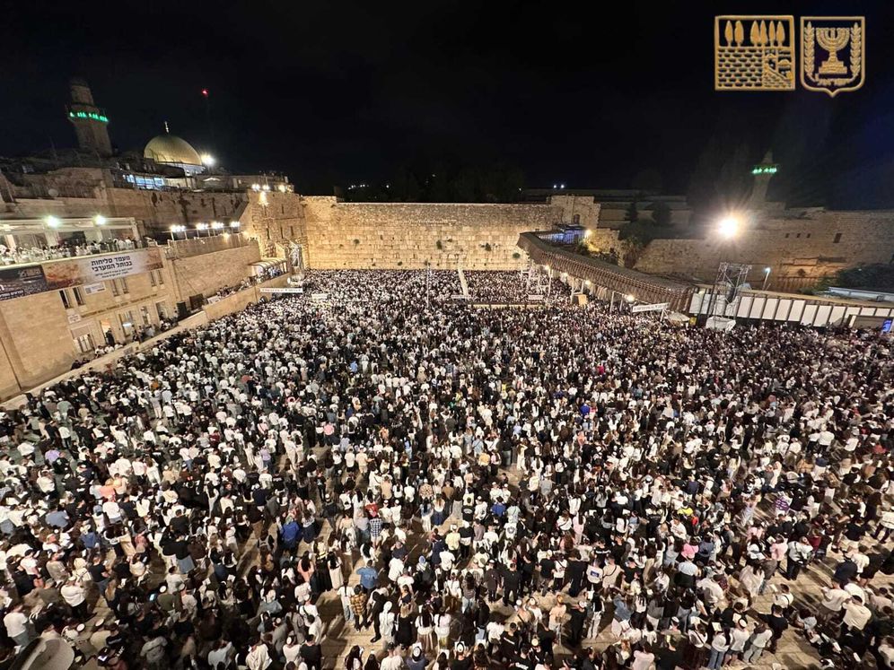 Des milliers de fidèles au premier office de seli’hot de l’année au Mur occidental, en présence de familles d’otages, le 26.08.2025