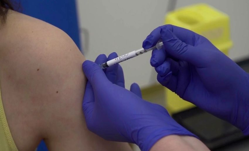 Illustration - Capture d'écran d'une vidéo publiée par l'Université britannique d'Oxford, montrant un premier essai de vaccin potentiel contre le coronavirus, le 23 avril 2020