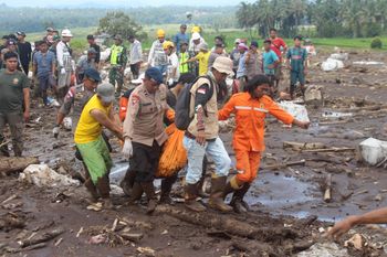 رجال الإنقاذ يحملون جثة أحد ضحايا الفيضانات المفاجئة في تاناه داتار، غرب سومطرة، إندونيسيا، الاثنين 13 مايو 2024.