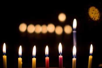 Une Ménorah (Hanoucciah) allumée pendant la fête juive de Hanoucca