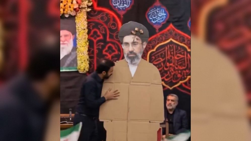 מתוך הרשתות החברתיות דמות קרטון של מוג'תבא חמינאי מתוך סרטון ברשתות החברתיות