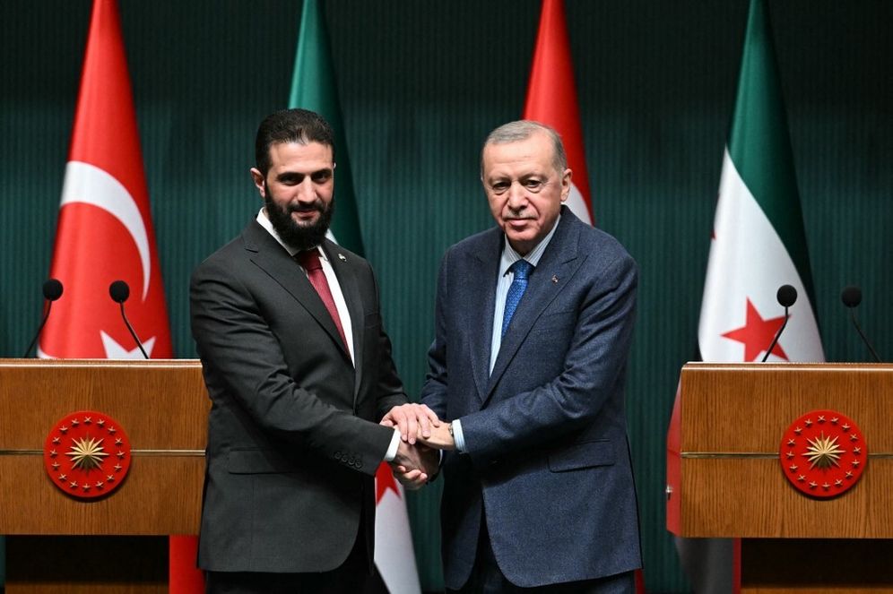 الرئيس التركي رجب طيب أردوغان (يمين) والرئيس السوري المؤقت أحمد الشرع يتصافحان خلال مؤتمر صحفي مشترك عقب اجتماعهما في القصر الرئاسي في أنقرة، في 4 فبراير 2025.