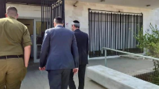 Des députés du Shas rendent visite à des déserteurs emprisonnés et provoquent une polémique en Israël