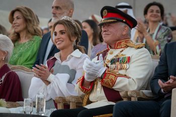 صورة وزعها القصر الملكي الأردني تُظهر الملك عبد الله الثاني والملكة رانيا وهما يحضران احتفال اليوبيل الفضي في عمان في 9 يونيو 2024.