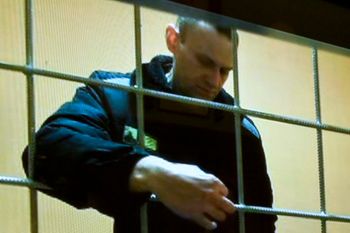 Le chef de l'opposition Alexei Navalny sur un écran dans une salle d'audience du tribunal municipal de Moscou, le 24 mai 2022