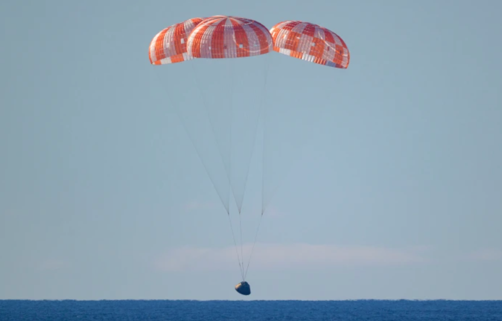 Le voyage d’Artemis II autour de la Lune s’achève par un amerrissage spectaculaire