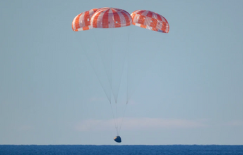 Sur cette photo fournie par la NASA, le vaisseau Orion de la mission Artemis II, avec ses astronautes à bord, s’approche de la surface de l’océan Pacifique en vue de son amerrissage au large des côtes de la Californie, vendredi 10 avril 2026.