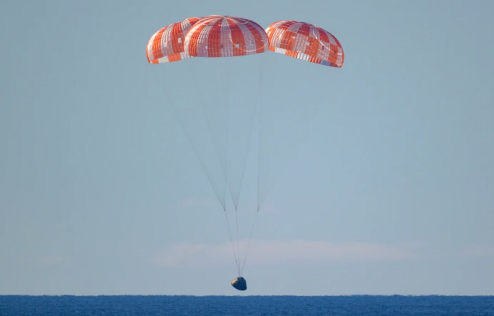 Sur cette photo fournie par la NASA, le vaisseau Orion de la mission Artemis II, avec ses astronautes à bord, s’approche de la surface de l’océan Pacifique en vue de son amerrissage au large des côtes de la Californie, vendredi 10 avril 2026.