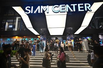 Évacuation du public après la fusillade au centre commercial Siam Paragon à Bangkok, le 3 octobre 2023
