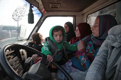 シリア人は、シリアとトルコの国境に近いシリアのイドリブ県の北部地域に向かって車を運転し、2019年12月20日に国の最後の主要な野党の砦の南部地域の砲撃から逃げます。