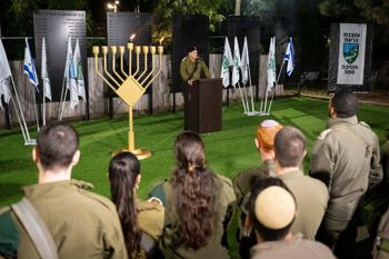  הרמטכ"ל זמיר בהדלקת נרות עם לוחמי אוגדה 91
