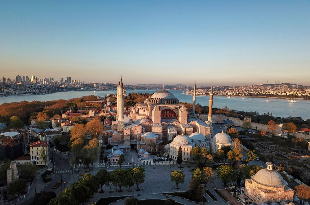 Uma vista aérea da Hagia Sophia da era bizantina, no sábado, 25 de abril de 2020, uma das principais atrações turísticas de Istambul, no histórico bairro de Sultanahmet, em Istambul.