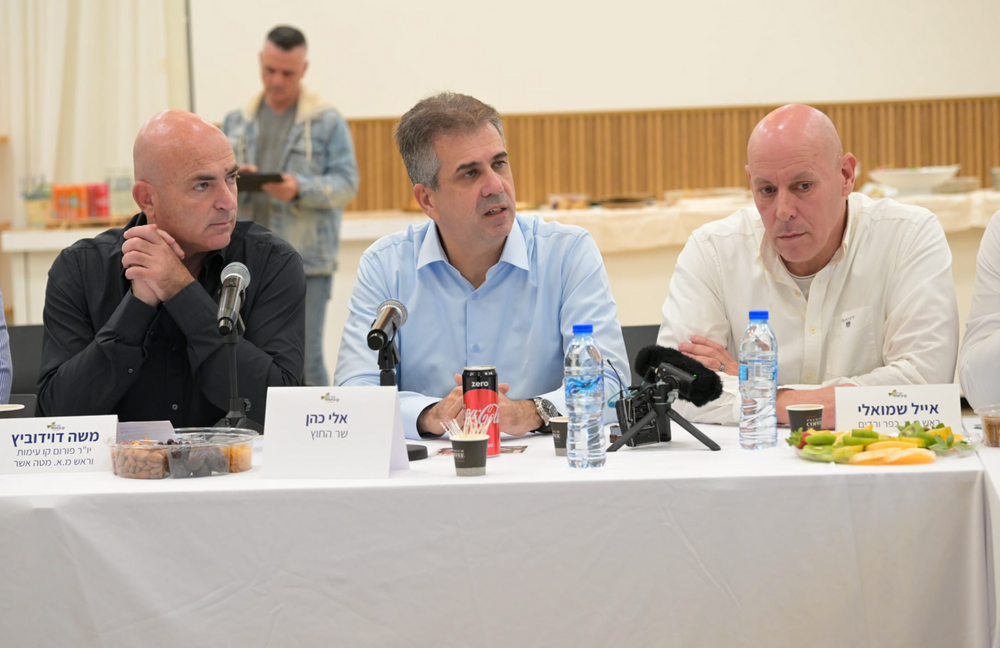 Chanceler israelense emite alerta para Nassrallah em viagem à fronteira norte Eli Cohen discursando para outros ministros das Relações Exteriores no norte de Israel