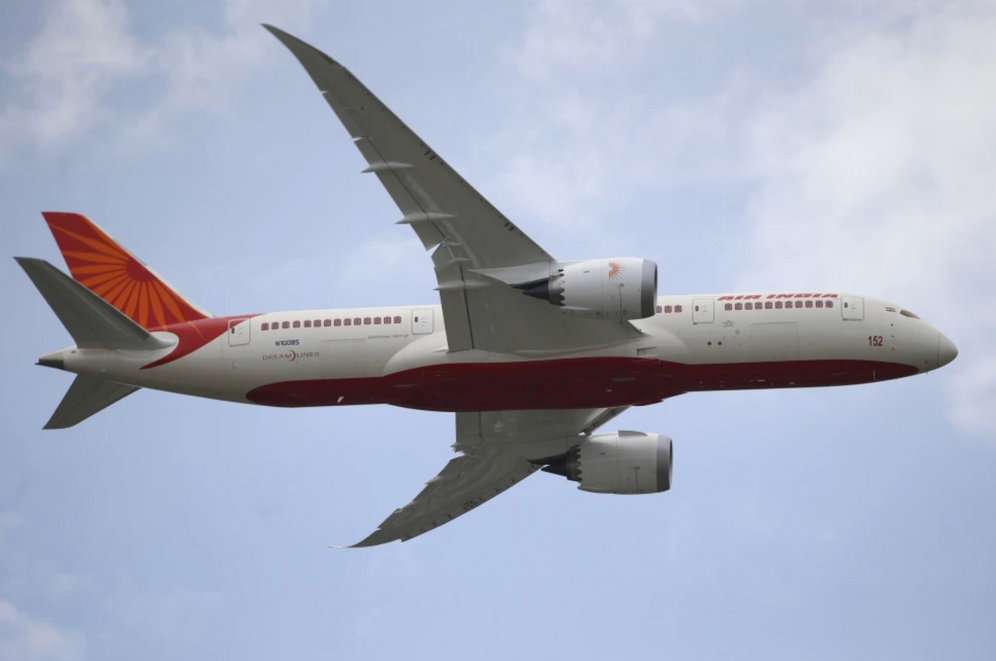 Un Boeing 787 Dreamliner d’Air India effectue un vol de démonstration lors du 50e Salon aéronautique du Bourget, au nord de Paris, le 18 juin 2013 (