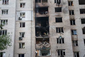 Un adolescent de 14 ans possédant la nationalité israélienne a été tué vendredi matin lorsqu’un drone russe a frappé un immeuble résidentiel à Kiev. Sept autres personnes ont été blessées.
