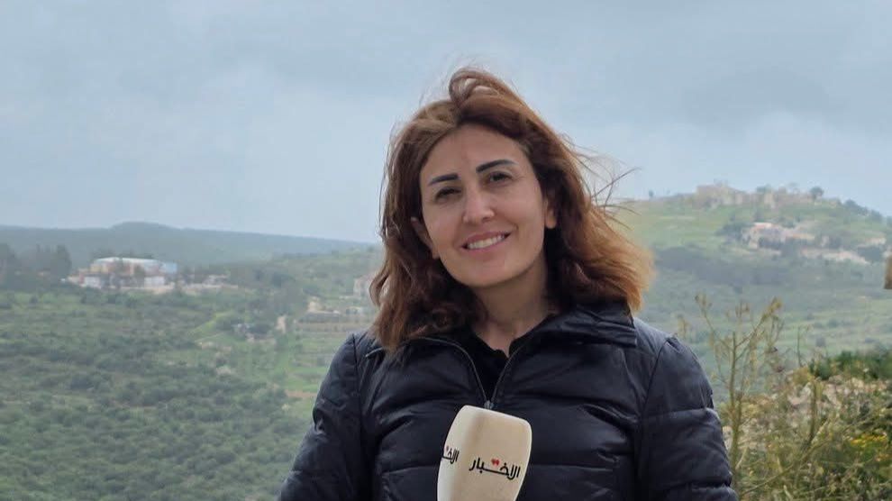 انتشال جثمان الصحفية آمال خليل بعد غارة في جنوب لبنان