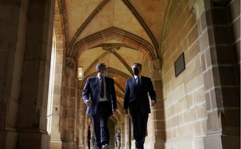 Le secrétaire d'État américain Antony Blinken, à droite, est escorté par le vice-chancelier Duncan Maskell alors qu'il arrive pour tenir une assemblée publique d'étudiants à l'Université de Melbourne à Melbourne, en Australie, le 10 février 2022.
