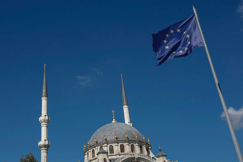 
صورة أرشيفية - في هذه الصورة الأرشيفية التي التقطت يوم الخميس 12 أكتوبر 2017، يرفرف علم الاتحاد الأوروبي أمام مسجد نيسبتي في إسطنبول.