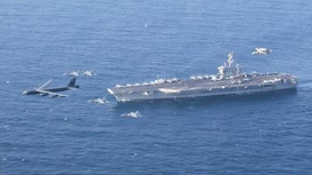 Mass Communication Specialist 1st Class Brian M. Wilbur/U.S. Navy via AP, File Le porte-avions américain Abraham Lincoln