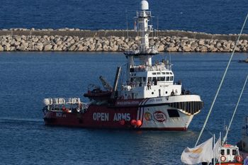 Un navire appartenant au groupe d'aide Open Arms, l'un des trois navires chargés de conserves destinées à Gaza, revient au port chypriote de Larnaca, à Chypre, mercredi 3 avril 2024.