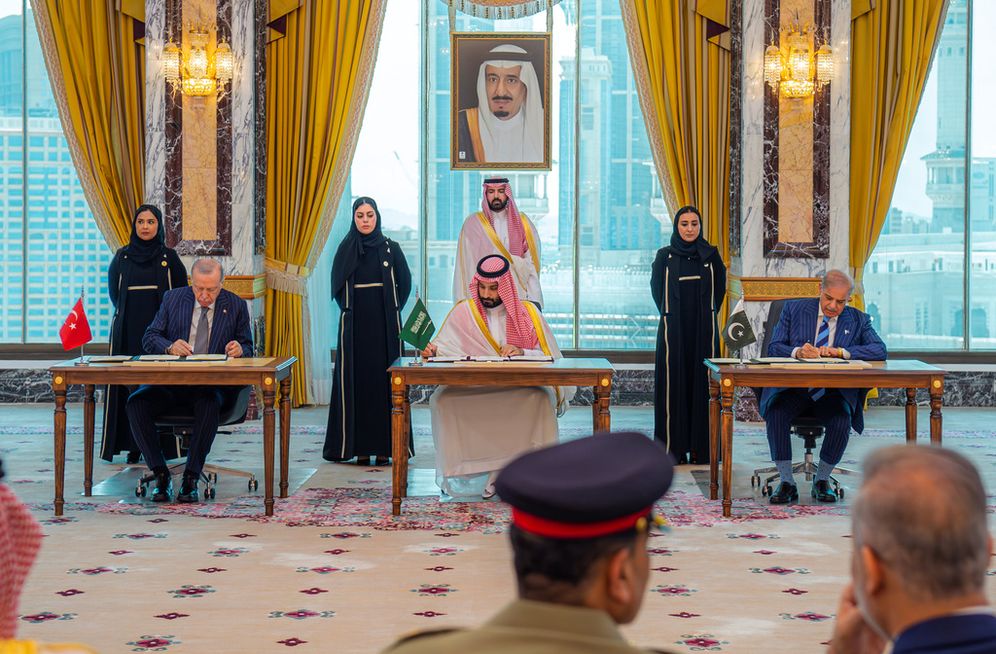 Saudi Press Agency via AP من اليسار، الرئيس التركي رجب طيب أردوغان، وولي العهد السعودي الأمير محمد بن سلمان، ورئيس الوزراء الباكستاني شهباز شريف يوقعون اتفاقية دفاعية ثلاثية في مكة المكرمة، المملكة العربية السعودية، يوم الجمعة 7 أغسطس 2026.