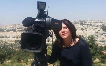 La journaliste Shireen Abu Akleh se tient à côté d'une caméra de télévision au-dessus de la vieille ville de Jérusalem.