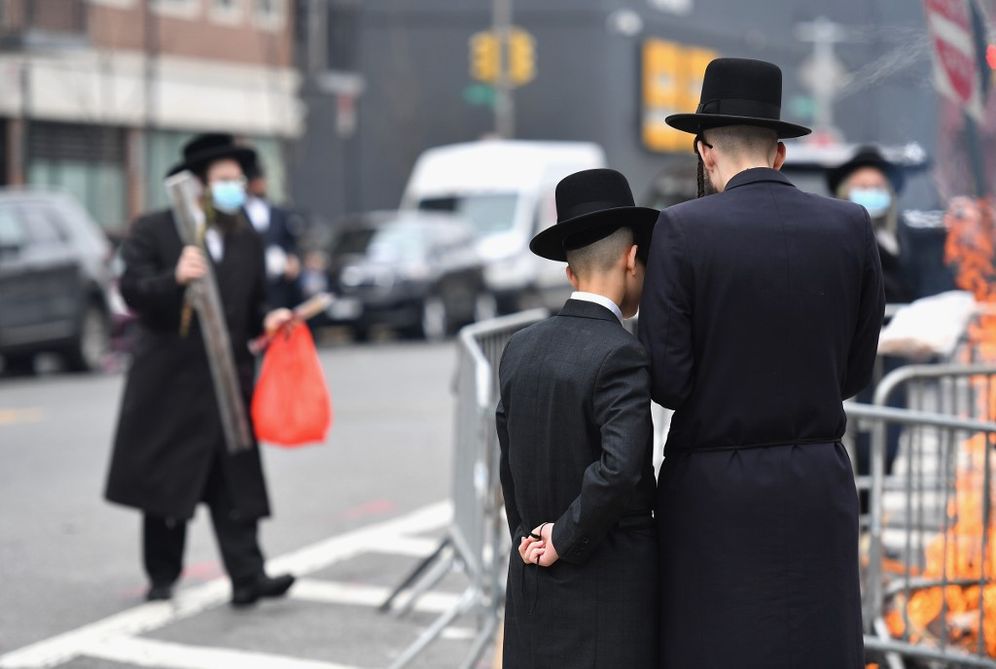 Des membres de la communauté juive orthodoxe dans le quartier de Brooklyn à New York le 16 avril 2020