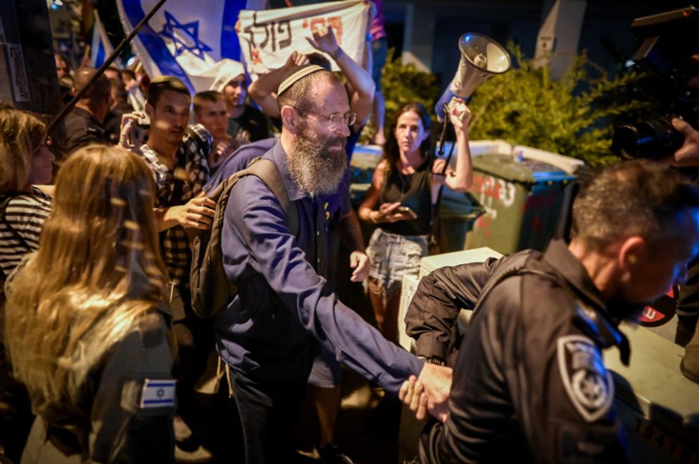 Un Rabbin Tel Aviv : Un Rabbin Extrémiste Agressé Par Des Manifestants De Gauche ...