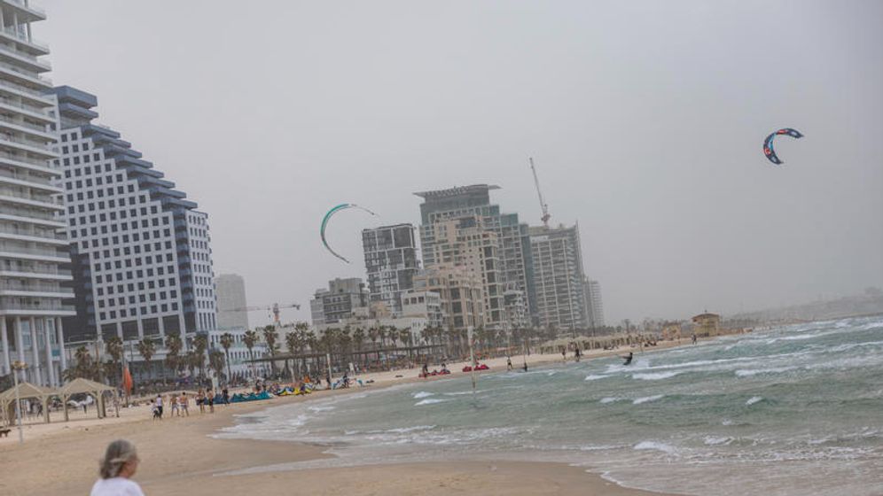 חוף הים בתל אביב בעיצומו של גל חום, ארכיון