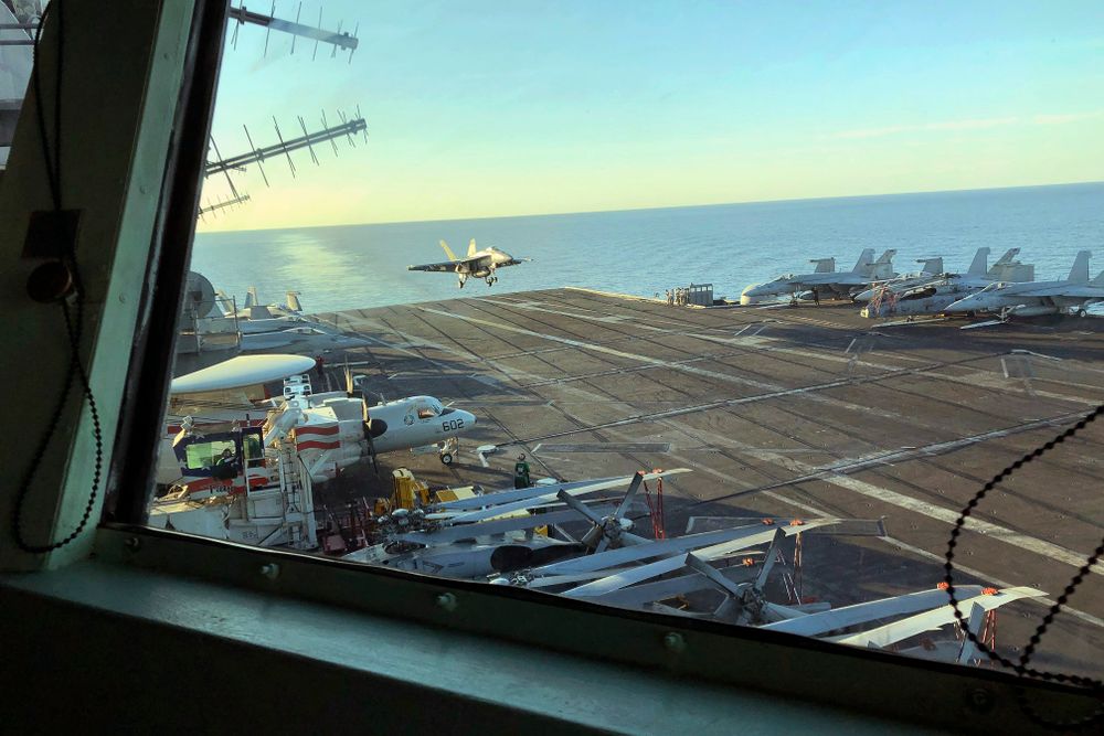 Illustration - un avion de chasse F/A 18 atterrit sur l'USS Harry S. Truman, le 1er février 2020